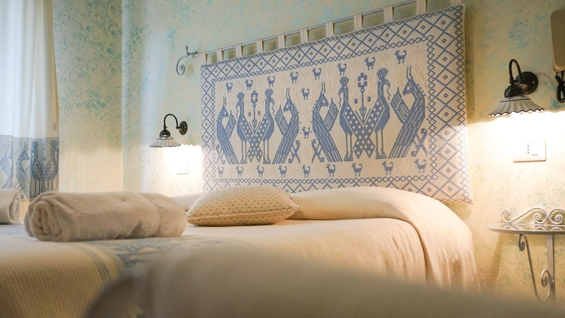 Camere dell’Hotel Edera immerse nel verde di Belvì, nel cuore della Barbagia